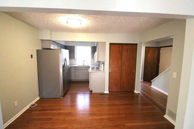 Building Photo - 1800 Quarry Ridge Dr