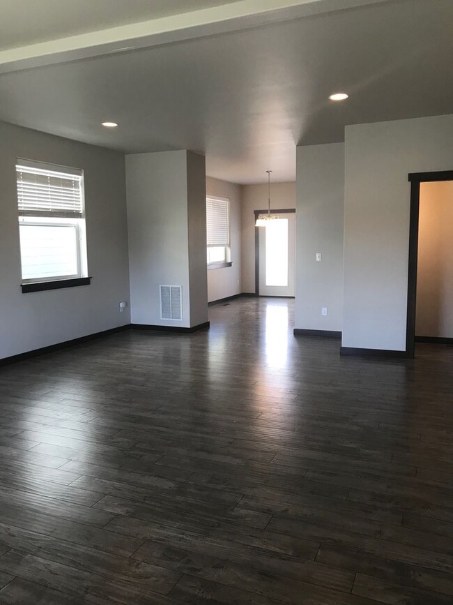 Building Photo - 3 Bedroom, 2 1/2 Bathroom Unit in Duplex f...