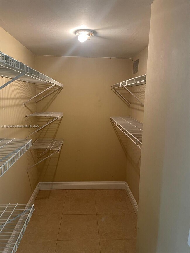 Building Photo - 3900 N Hills Dr