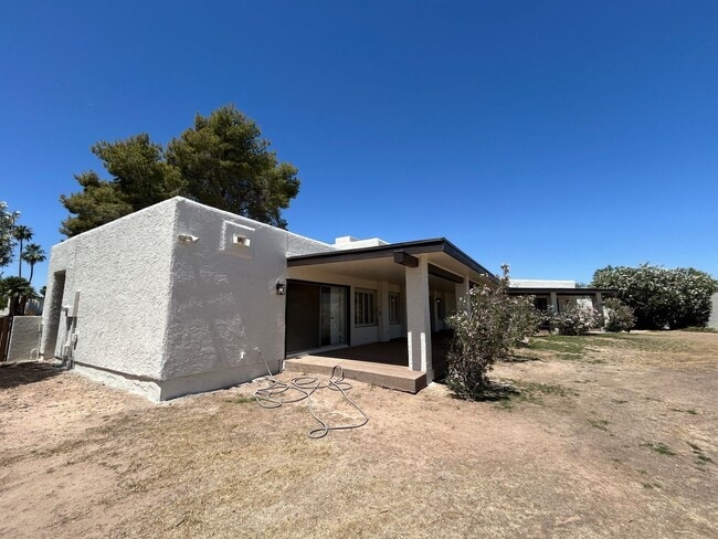 Building Photo - 985 E Campina Ln