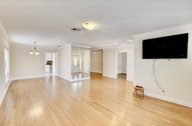Building Photo - 17768 Maplewood Dr