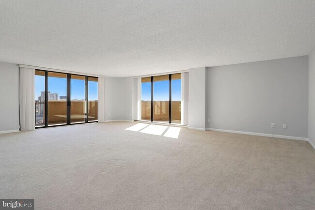 Building Photo - 1101 S Arlington Ridge Rd