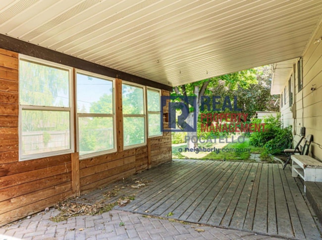 Building Photo - 5 Bedroom Home - University Area - Must See - Pet (dog) Negotiable