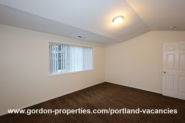 Building Photo - SE 73rd Ave - 3 bedroom townhouse in Mt Scott-Arleta neighborhood