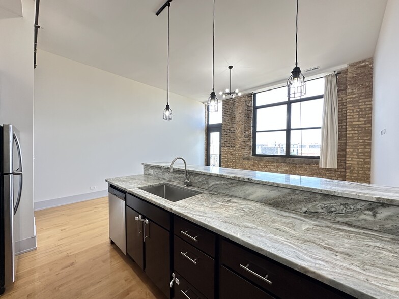 Building Photo - 1426 W 21st St