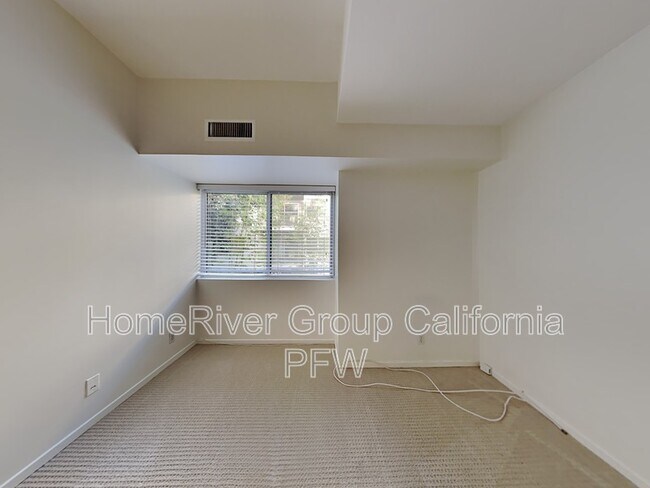 Building Photo - 1155 N La Cienega Blvd