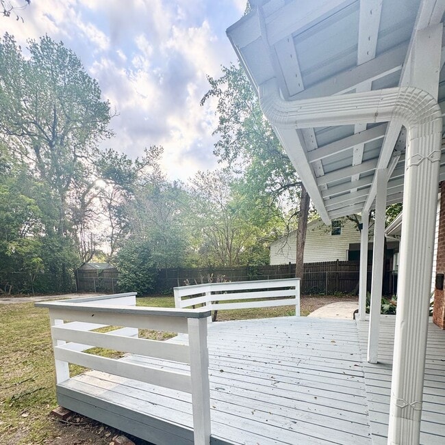 Building Photo - ADORABLE Downtown Cottage in Conway. Fantastic location and TONS of charm. Fenced in back yard!