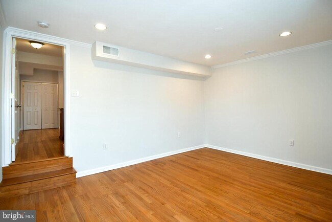 Building Photo - 737 Morton St NW