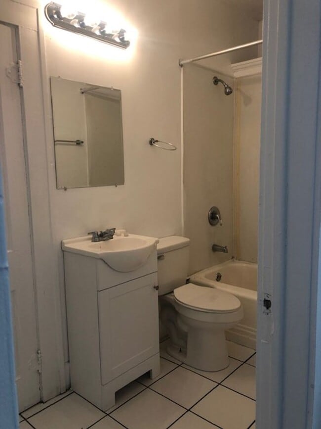 Building Photo - Lovely 3 bedroom 2 bathroom in St. Petersburg