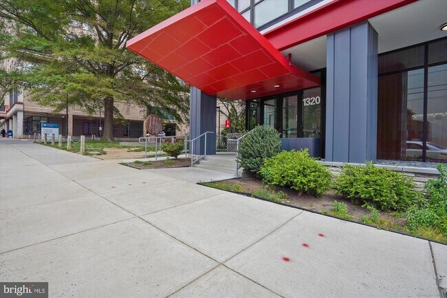 Building Photo - 1320 Fenwick Ln