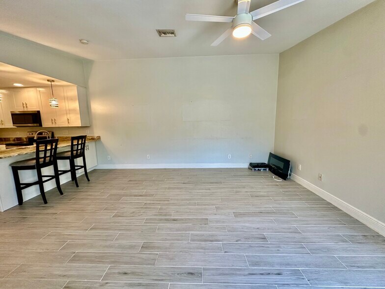 Building Photo - 6300 Royal Woods Dr