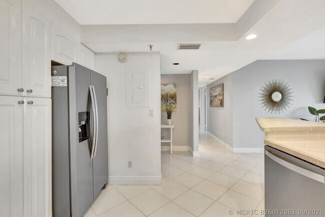 Building Photo - 801 S Ocean Dr