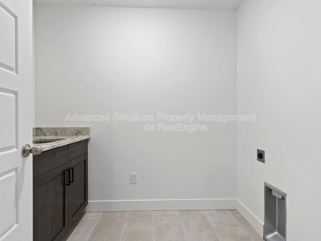 Building Photo - 142 Amboise Ct