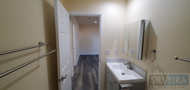 Building Photo - Private 2 Bedroom Unit
