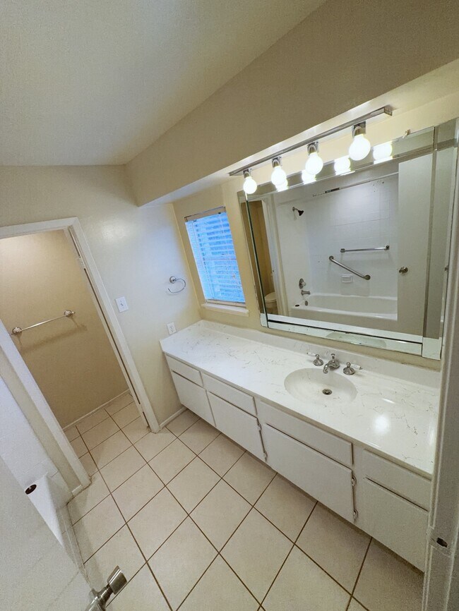 Building Photo - 2210 Dorrington St