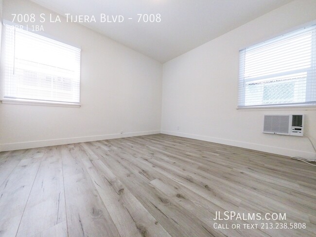 Building Photo - Beautifully remodeled 2 bed w/Full stainle...