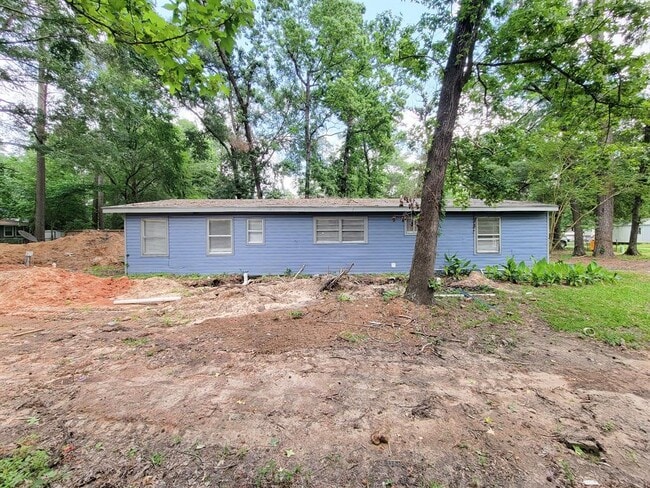 Building Photo - 405 Silver River Dr