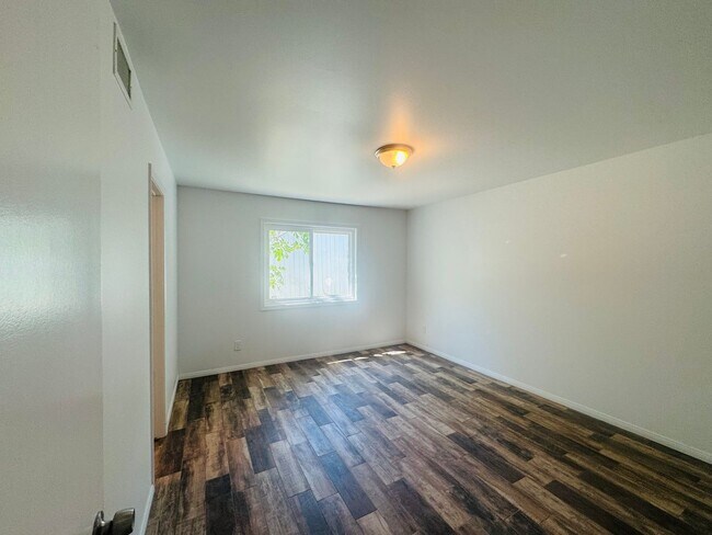 Building Photo - Exquisite 4-Bedroom Remodeled Retreat in t...