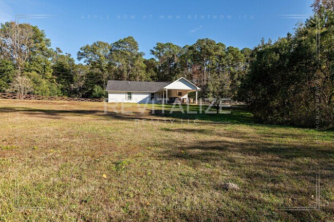 Building Photo - Stunning 3 Bed 2 Bath Brick Home with Huge Yard!