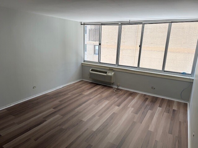Building Photo - 1 E Schiller St