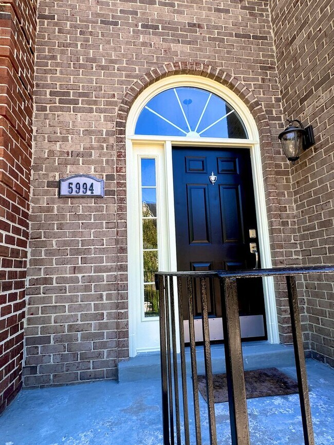 Building Photo - Renovated Kingstowne Townhouse | 3 Beds, 2...