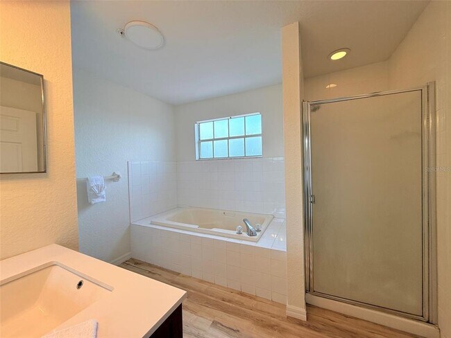 Building Photo - 13917 Fairway Island Dr