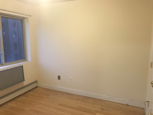 Building Photo - 141-33 Pershing Crescent