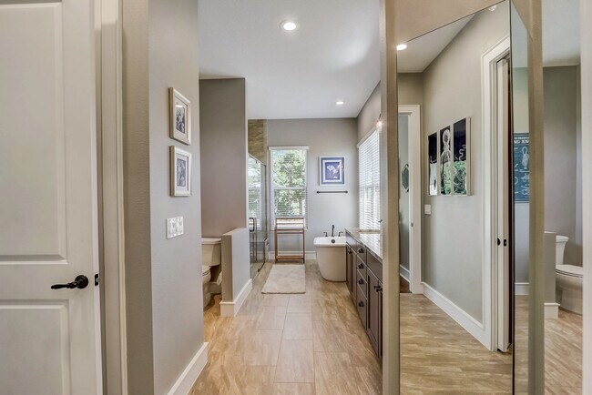 Building Photo - 10613 White Oak Dr