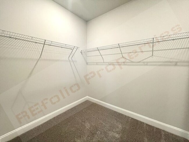 Building Photo - Gorgeous 4 Bedroom 3 Bath Home with Fiber ...