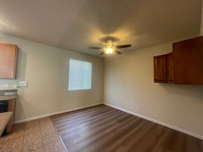 Building Photo - Tri-level 3 bedroom 3.5 bathroom townhouse...