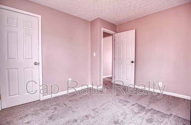 Building Photo - 1143 Duxberry Ave