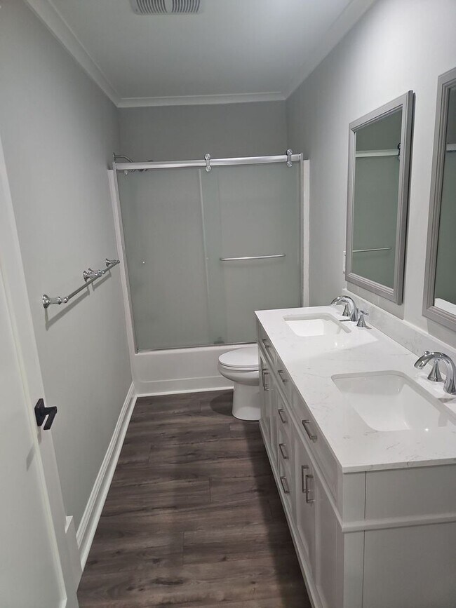 Building Photo - Custom 4 bedroom 3 bath in Hidden Valley Lake
