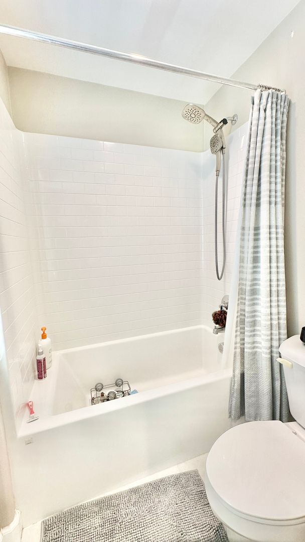 Building Photo - Beautiful "Model" Show Townhome in the Gat...