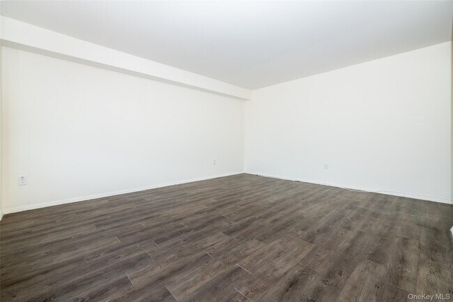 Building Photo - 7 Lake St