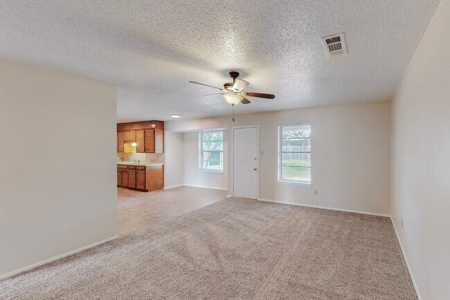 Building Photo - Coming Soon! Comfortable 3 bd / 2 ba Home for Lease in Cleburne