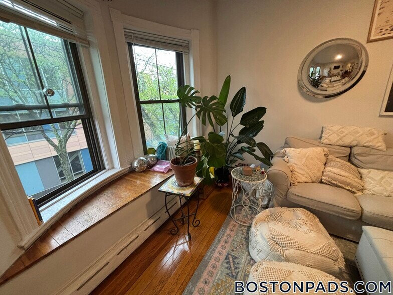 Building Photo - 114 Willow St