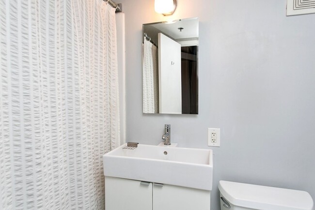 Building Photo - Enjoy the luxury lifestyle of a doorman, r...