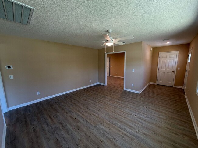 Building Photo - 2640 Canary Dr