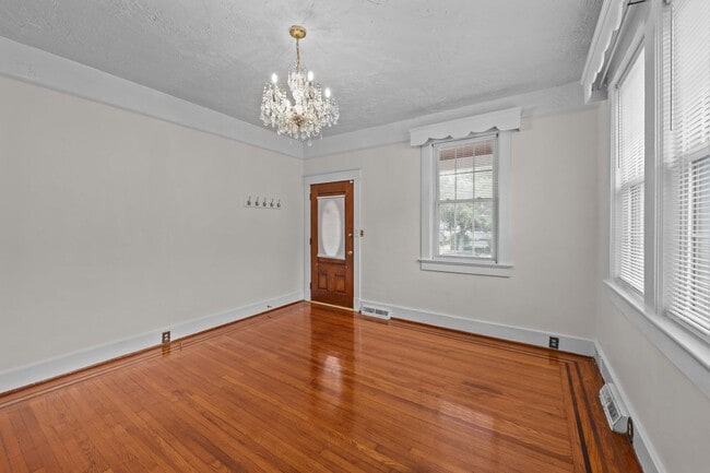 Building Photo - Incredibly Well Maintained & Beautiful Hom...