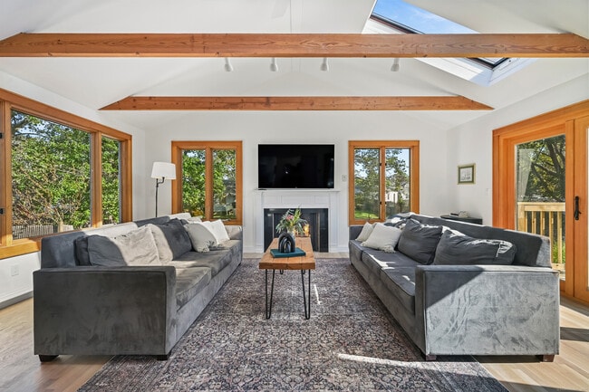 Building Photo - 8 Millard St