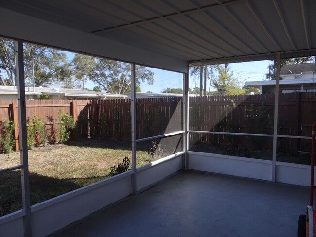 Building Photo - Annual Renovated Duplex 2 bed 1 bath 1 car...