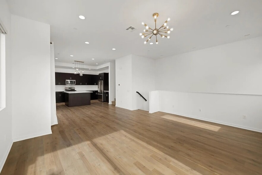 Building Photo - 370 Broadway Dr