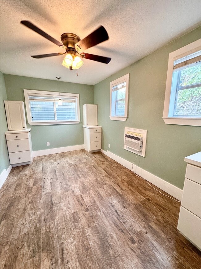 Building Photo - 728 W 21st St