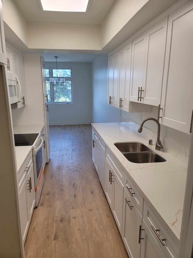 Building Photo - 900 Euclid St