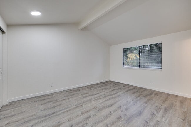 Building Photo - Beautifully Remodeled 4-Bedroom Home in Ke...
