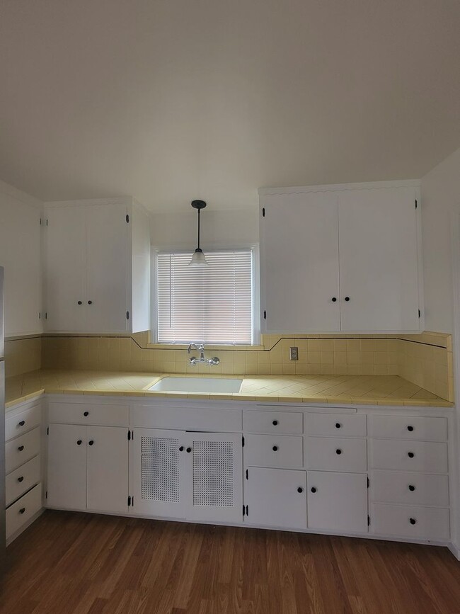 Building Photo - Charming and full of character, this vinta...