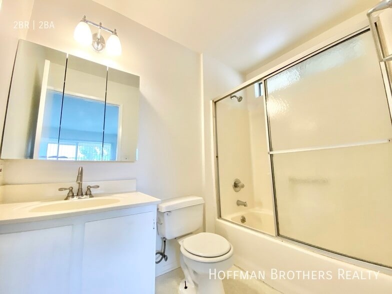 Building Photo - 815 Centinela Ave