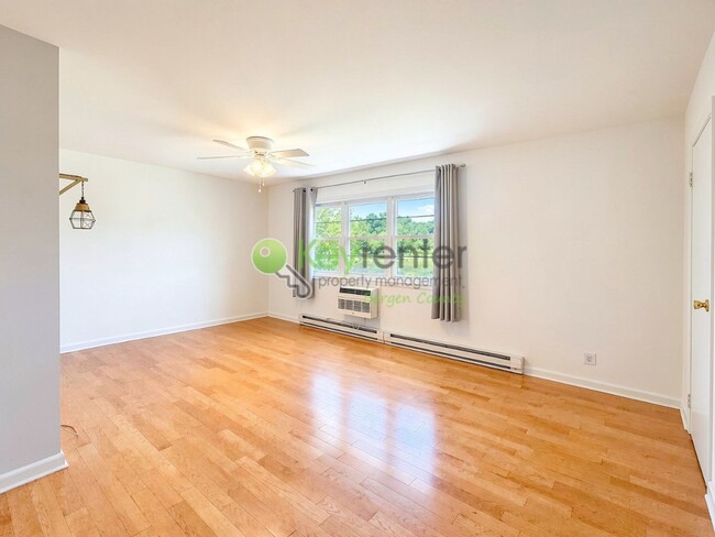 Building Photo - Lake View Apartment in a Peaceful Park Ridge Community