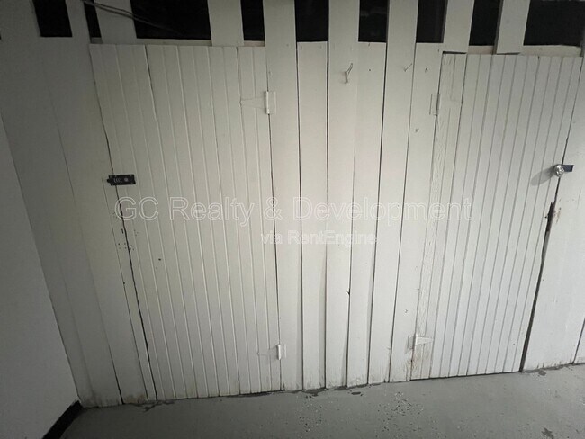 Building Photo - 6316 N Rockwell St