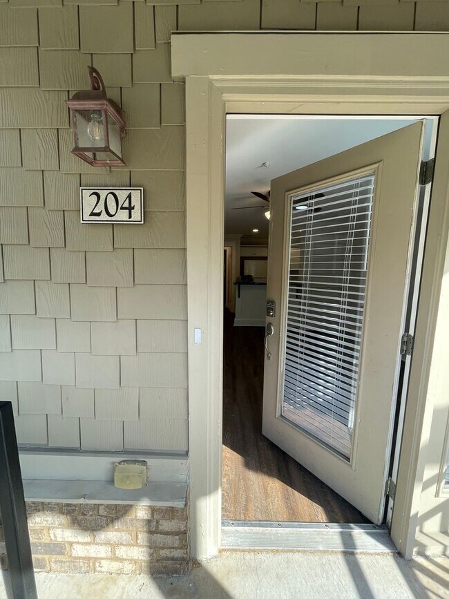 Building Photo - Three Bedroom Townhouse Available!